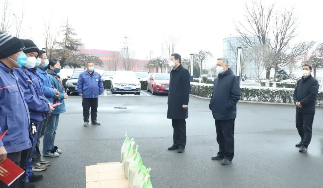 王宝玉书记到欧冠网站_欧冠(中国)
看望慰问职工和劳模李静敏